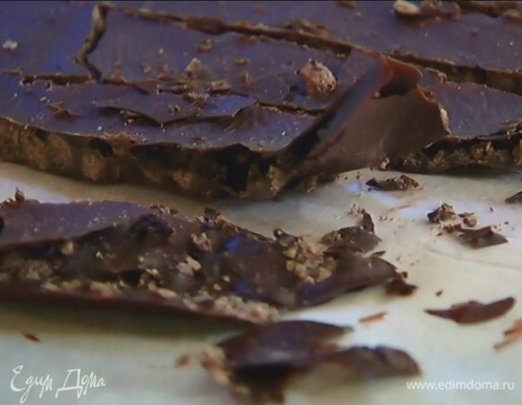 Охлажденную шоколадную массу с шариками порезать небольшими полосками, 4 полоски сделать немного шире других.