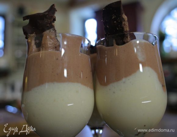 В прозрачные бокалы поставить вертикально широкие шоколадные полоски — по одной в бокал, влить в каждый сначала понемногу белого мусса, затем понемногу черного. Оставшиеся шоколадные полоски воткнуть в бокалы или раскрошить и присыпать мусс. Отправить мусс в холодильник на 2–3 часа.