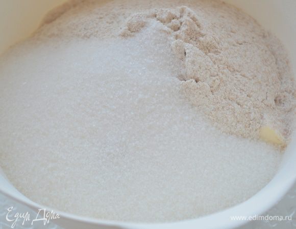 просеять к маслу муку, добавить сахар и соль и растереть руками все в крошку