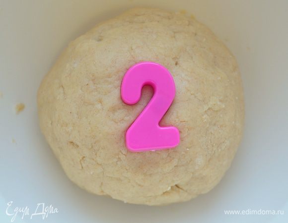 скатываем тесто в шар и заворачиваем в пищевую пленку. Убрать в холодильник на 1-2 часа охлаждаться 