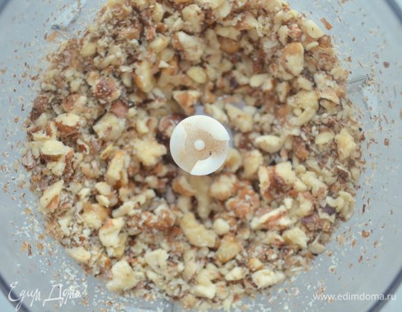 грецкие орехи крупно нарубить в блендере