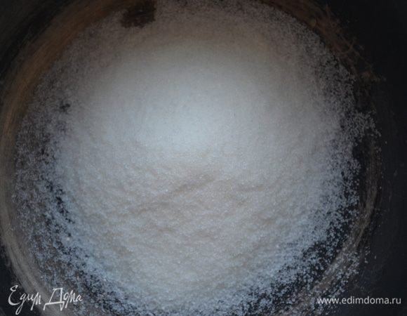 в ковшик выложить сахар и включить огонь