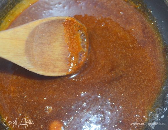 как только сахар покоричневеет и станет образовываться карамель...