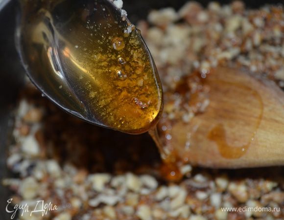 добавляем орехи и размешиваем, они должны полностью смешаться с сахаром, добавляем мед. 