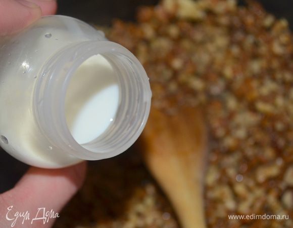 вливаем сливки и доводим до кипения