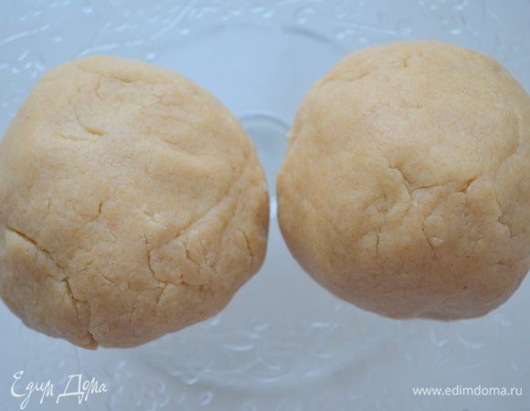 тесто делим на 2 части