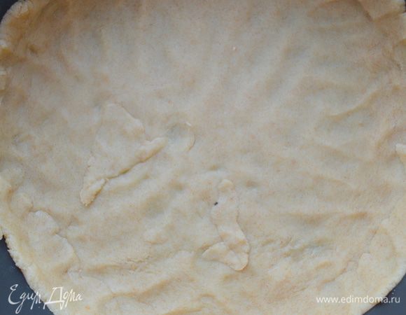 раскатать в пласт и уложить одну часть в форму 22-24 см, можно разъемную, у меня обычная.  Сделать бортики 3-4 см