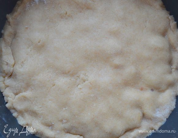 Второй пласт также раскатать и выложить на начинку, скрипить края