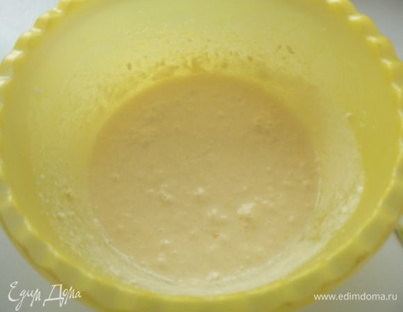 Размягченный маргарин взбить с солью, ванильным сахаром и сахаром до пышной массы,вбить по одному яйца,