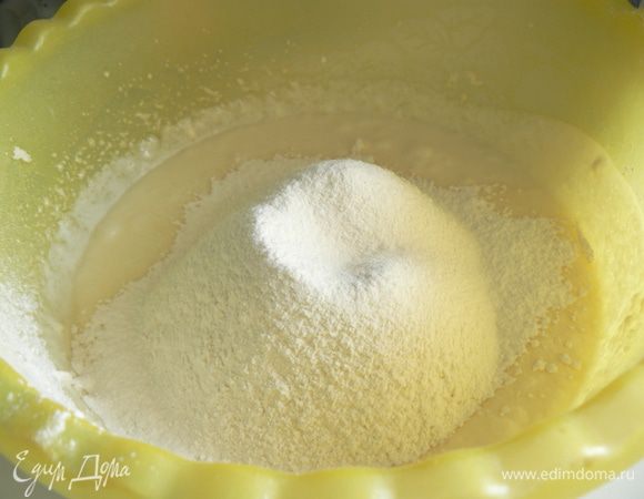 затем добавить йогурт и муку смешанную с разрыхлителем , размешать до однородного состояния.