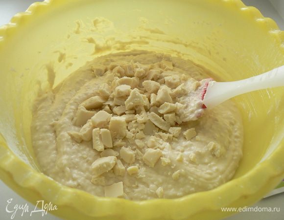 Всыпать кокосовую стружку и кусочки шоколада, перемешать 
