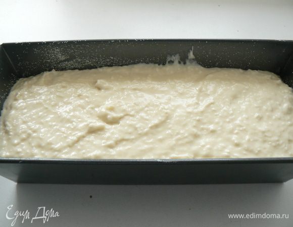 выложить тесто в форму.