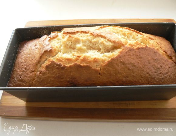 Духовку нагреть на 180-200 градусов. Форму для кекса смазать сливочным маслом,  стенки и дно присыпать мукой.Выпекать кекс около 50 минут до готовности(проверить деревянной палочкой), затем остудить на решетке.