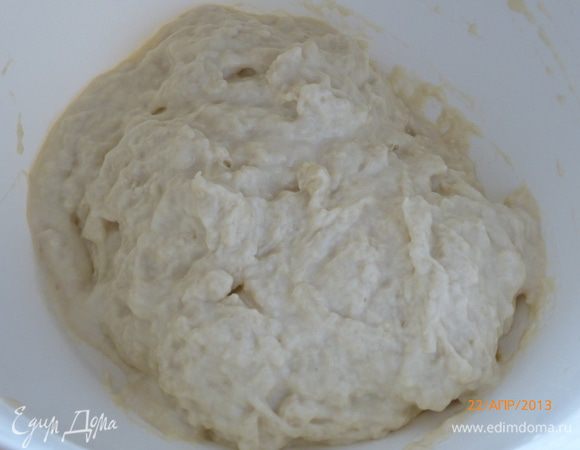 Готовим опару. В теплой воде разводим дрожжи и сахар. Просеиваем муку. Все вымешиваем. Оставляем на 3 часа в теплом месте, закрыв опару полотенцем. Воспользовалась советом Юлии Высоцкой, разогреваю духовку, и там держу опару все 3 часа, результатом очень довольна!