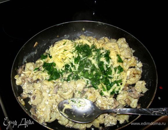 Яйца взбиваем. Сыр натираем на крупной терке,зелень мелко рубим. Выливаем яйца в общую массу,хорошо перемешиваем.Посыпаем сыром с зеленью,стараясь равномерно распределить их по сковороде.Накрываем крышкой и даем постоять 5 минут.