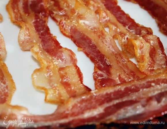 В большой сковороде обжарить пластинки бекона с двух сторон (без масла)