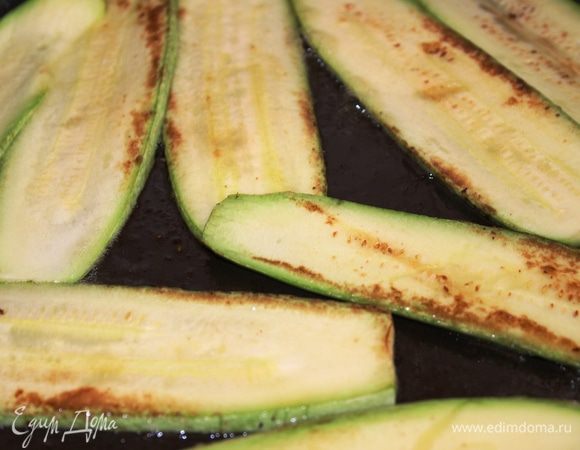 При обжаривании бекона в сковороде скапливается жир, в котором необходимо поджарить кабачки с двух сторон. Причем, после первой партии бекона - обжарить первую партию кабачков. Затем снова бекон, а потом вторую партию кабачков