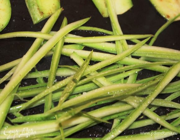 В последнюю очередь обжарить соломку из кабачков (для украшения готового блюда). При этом, следует добавить немного сахара для карамелизации