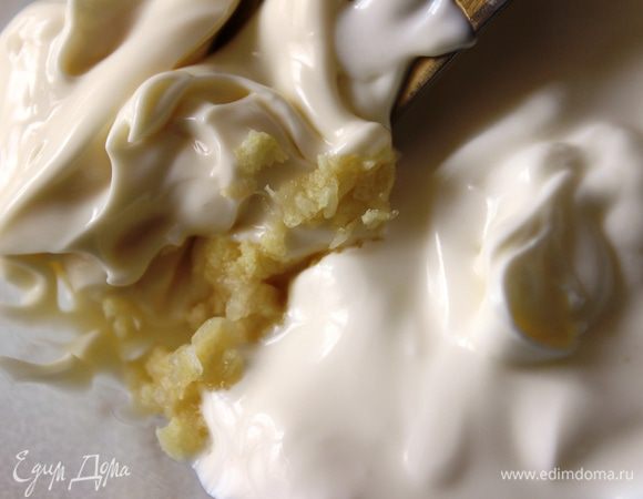 Подготовить соус: смешать все ингредиенты (чеснок натереть на мелкой терке)