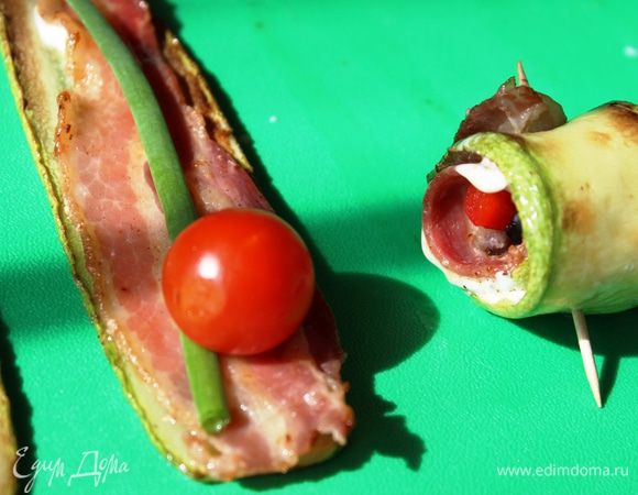 ...или маленькая помидорка. Скрутить аккуратно рульку и закрепить края зубочисткой так, чтобы она прошла сквозь оливки и помидорки