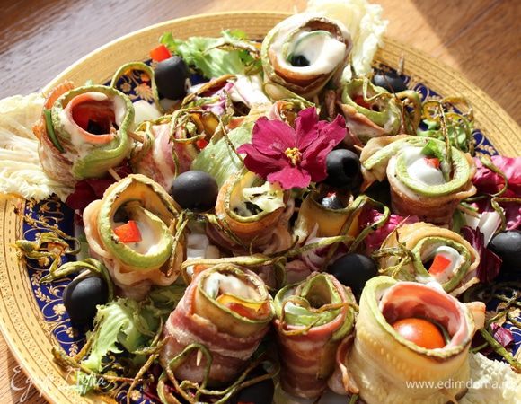 ...либо на общем блюде. На праздничном столе оно смотрится очень эффектно и разлетается моментально))) Приятного аппетита!