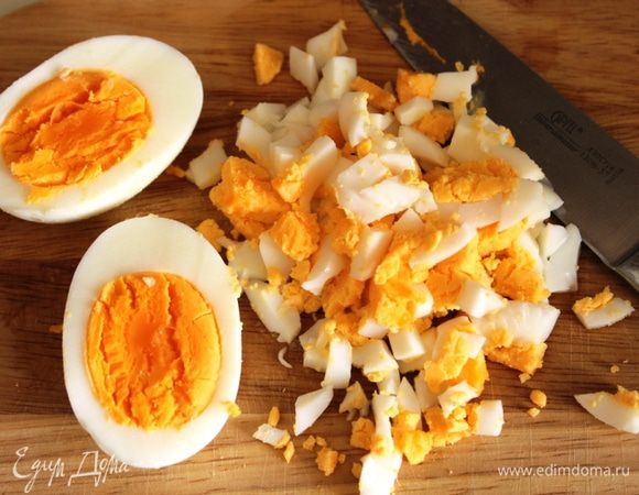 Яйца сварить вкрутую и порубить мелким кубиком.