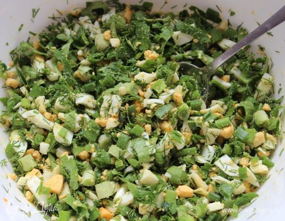 Соединить яйца с зеленью, приправить солью и перцем.