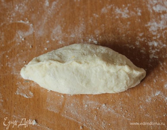 Затем сделать защипы к краям.