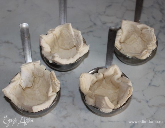 У меня осталось немного начинки и я решила сделать еще и открытые пирожки-корзинки из слоеного теста. 