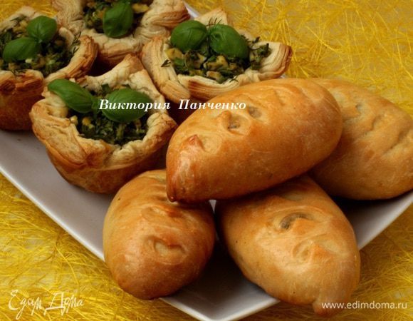Смазать пирожки взбитым яйцом. Духовку предварительно разогреть до 180 градусов. Выпекать 18-20 минут до золотистого цвета.