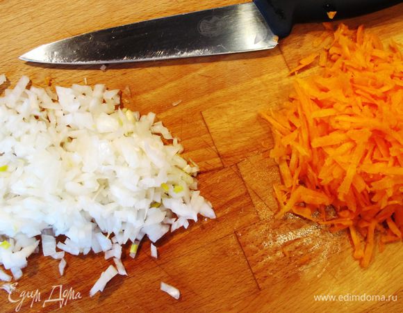 Пока варится свекла режем мелко лук, морковь трем на крупной терке.





