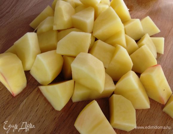 Картофель чистим, режем брусочками.