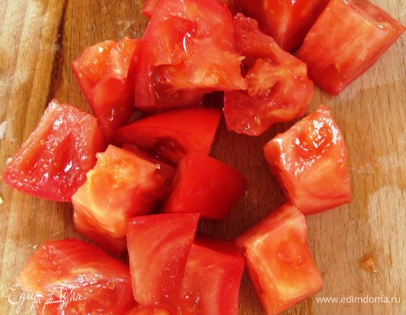 Режем кубиками помидор...