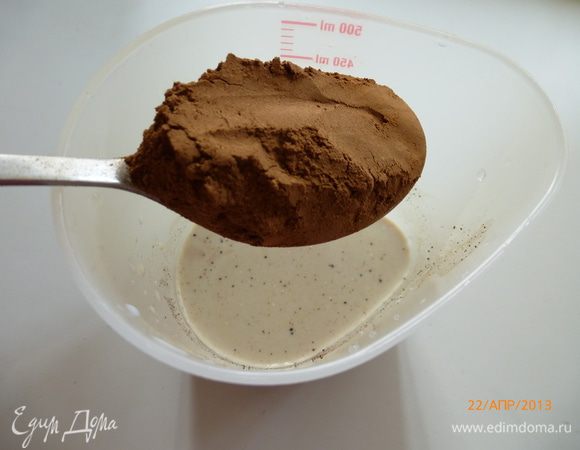 Далее добавляем какао-порошок, тоже можно и 2 ст.л положить.