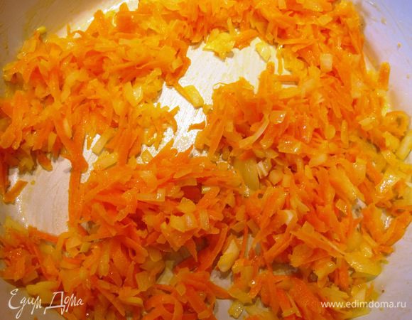 Морковь и лук обжариваем на разогретом растительном масле, добавляем 2 ст. ложки томатной пасты, тушим минут 5-7.