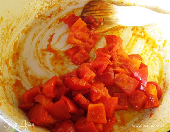Добавляем в бульон картофель. Тушим помидоры и перец до мягкости (у помидоров должна свернуться кожица). 