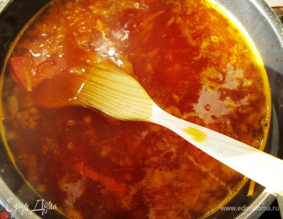 Добавляем помидоры и перец в бульон. 