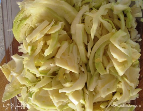Режем капусту.