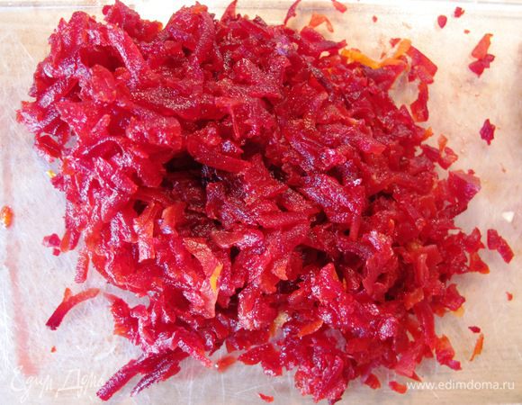Свеклу достаем из бульона (она должна быть мягкая!), остужаем и трем на крупной терке.