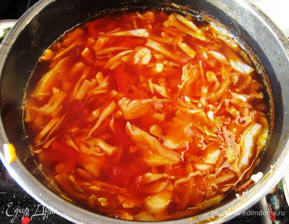 Капусту добавляем в бульлон.