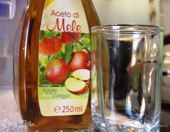 Разбавляем 1 ст.ложку уксуса 1 ст. ложкой воды, добавляем в борщ.