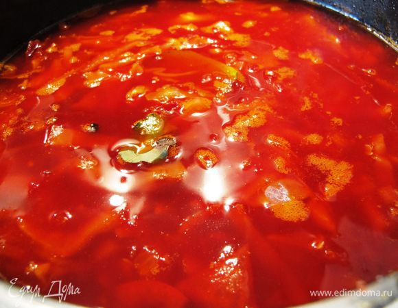 За 5 минут до готовности борща кладем потертую свеклу, лавровый лист, горошины черного перца, любимые приправы (я кладу сушеный перец чили, паприку, перечную смесь) солим, перчим.