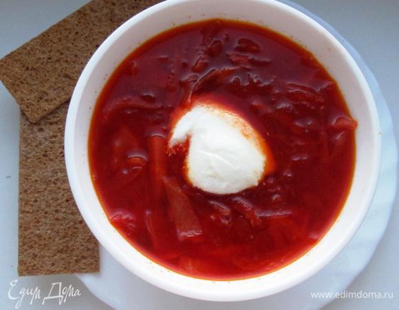 Дать настояться минут 15 и подаем, заправив зеленью и йогуртом.
Во втором варианте все тоже самое, только:
1) свинину режем кусочками, кладем в холодную воду, доводим до кипения, снимая образовавшуюся пену, закидываем свеклу и дальше как в диетическом варианте;
2) подаем обязательно со сметаной, бородинским черным хлебом и зубчиками чеснока в прикуску:)
Приятного!!!!