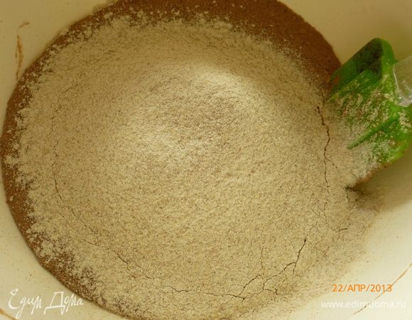 Просеиваем ржаную муку и замешиваем тесто, формируя колобок.  50 г пшеничной муки высшего сорта не торопимся добавлять, возможно они вам вообще не понадобятся. Все зависит от качества муки. Тесто должно получится мягким, не липким. В этот раз эти 50 г я добавила к ржаной муке, до этого - только половину.