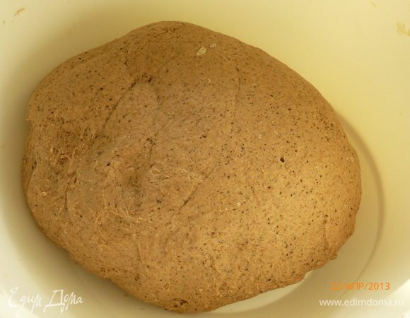 Тесто вымешиваем не меньше 10 минут, чтобы оно насытилось кислородом. Вот такой красивый колобок получается! Оставляем тесто на расстойку.