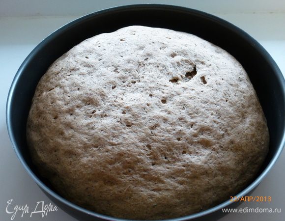 Через час ставим наш хлебушек выпекаться в духовку на 45-60 минут при температуре 180 градусов. Готовность проверяем лучинкой.