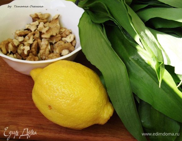 Зелень измельчаем, орехи мелко рубим ножом. В блендер отправляем все ингредиенты и взбиваем в однородную массу. 