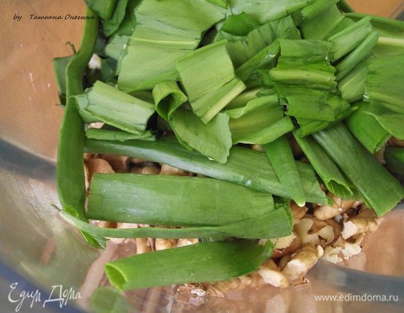 Если соус получился достаточно густым, добавьте немного воды. 