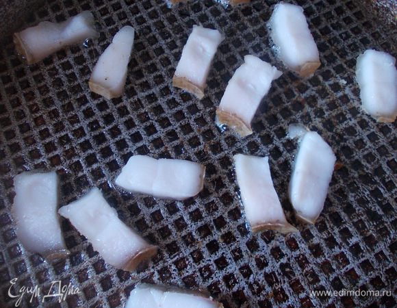 Разогреть сковороду и отправить вытапливаться сало. Нам нужен жир,на нем мы будем готовить дальше,поэтому сало после вытапливания удалить.