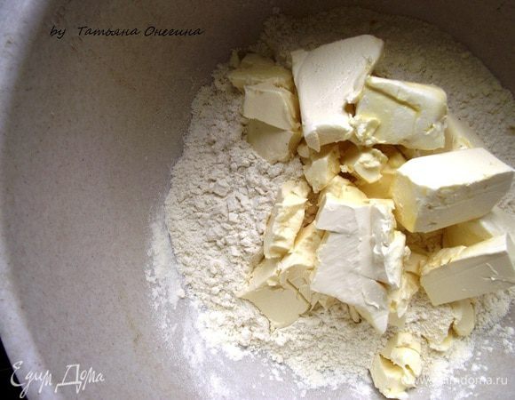 Просеиваем в миску муку с солью, добавляем  порезанное кубиками холодное  масло.
